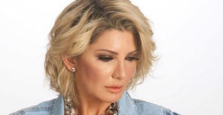 Ousada, Antonia Fontenelle abre jaqueta e posa com decote profundo nas redes: “Um escândalo”