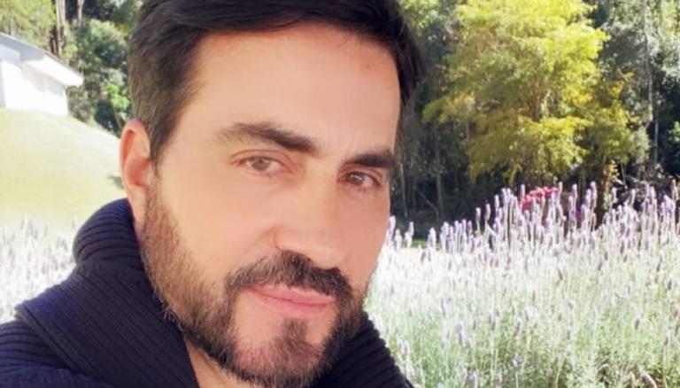 Padre Fábio muda de visual e é comparado com Marcelo Adnet