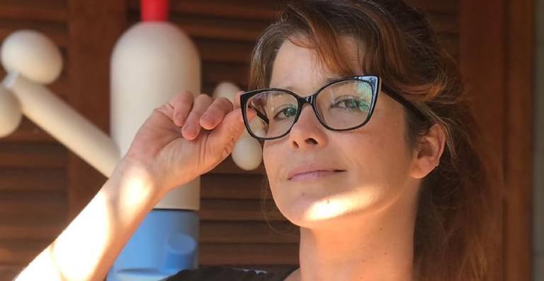 De máscara, Samara Felippo curte passeio ao ar livre com as filhas: ”Praça vazia”