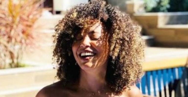 Sheron Menezzes dá sorrisão e posa deslumbrante de biquíni: “Ela é luz”