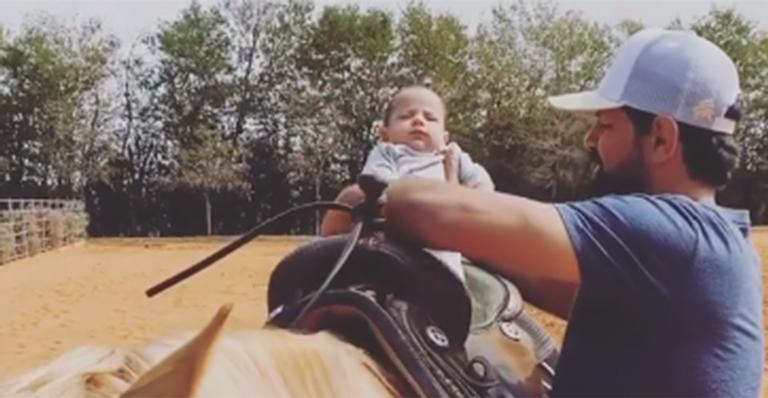 Como assim? Em momento inusitado, Sorocaba coloca filho de dois meses em sela de cavalo