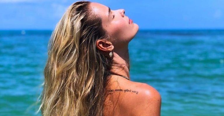 Yasmin Brunet posta clique natural e mostra tatuagem: “Sereia”