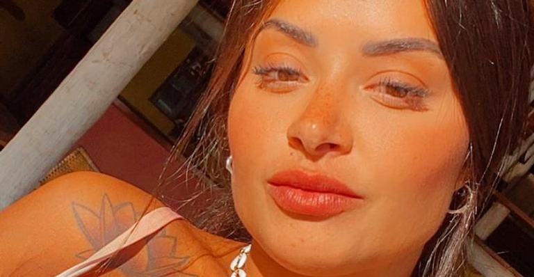 Aline Riscado surge ao sol com biquíni decotado e seios ganham destaque: “Linda demais”