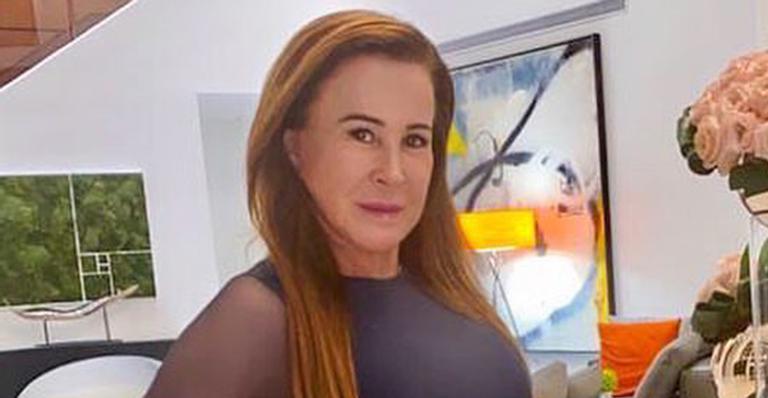 Após derrota na justiça, Zilu Camargo posa com look transparente em sua mansão: “Inabalável”
