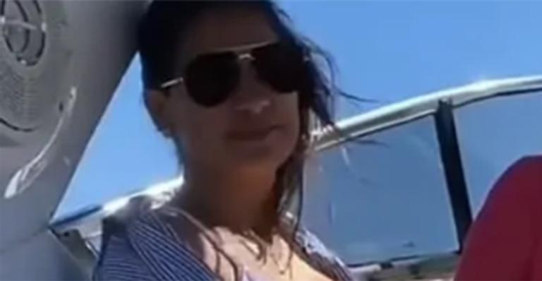 Grávida, Simone surge de biquíni exibindo a barriguinha em passeio de barco: “Grandona”