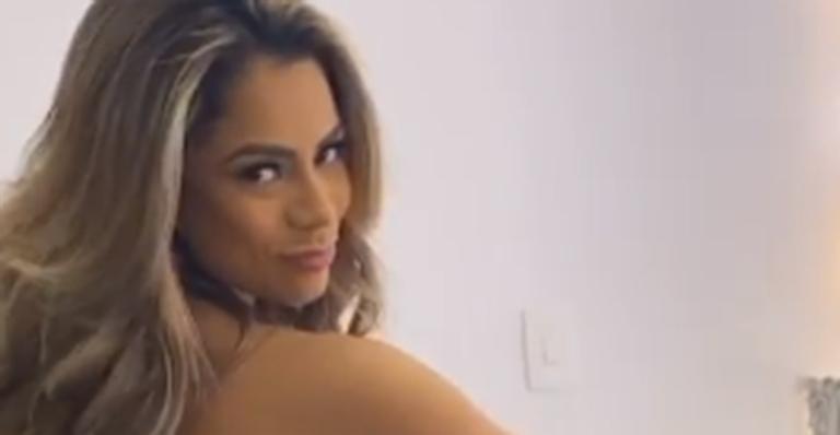 De shortinho jeans, Lexa mostra bumbum com vida própria em dia decisivo: “Minha estreia”