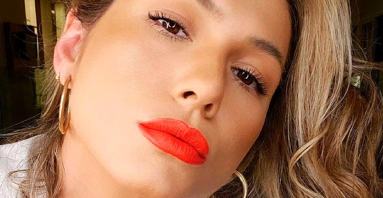 Lívia Andrade exibe barriga sarada de top ao sair de salão de beleza