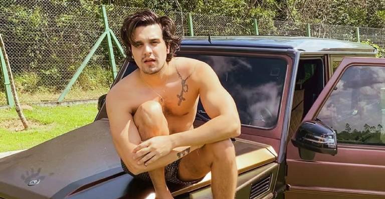 Após homenagem em carro de som, Luan Santana celebra os 13 anos de carreira