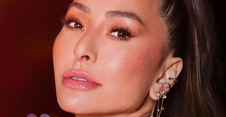 Sabrina Sato posa com maiô cavado e fãs levantam suspeita ao ver barriga: “Tem bebê aí?”