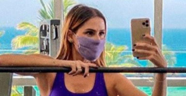 UAU! Deborah Secco choca ao ostentar abdômen chapadíssimo em clique na academia: “Passado com a beleza dessa mulher”