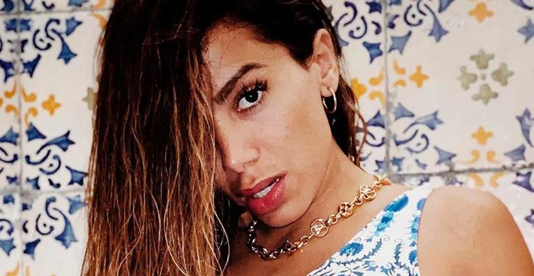Anitta toma banho de maiô e mostra bumbum imenso e virilha sarada: “Toda molhada”