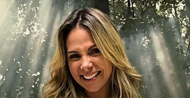 Só de roupão, Carla Perez causa e compartilha clique ousado aos 42 anos: “Maravilhosa”