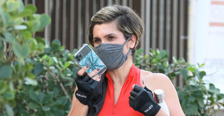 Aos 46 anos, Flávia Alessandra deixa a academia de top e exibe abdômen trincado