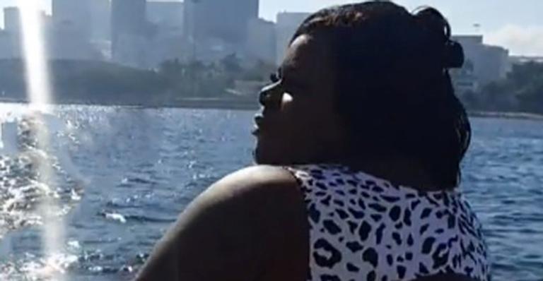 Em passeio de barco, Jojo Todynho posa de costas com biquíni atoladinho e causa com bumbum gigante