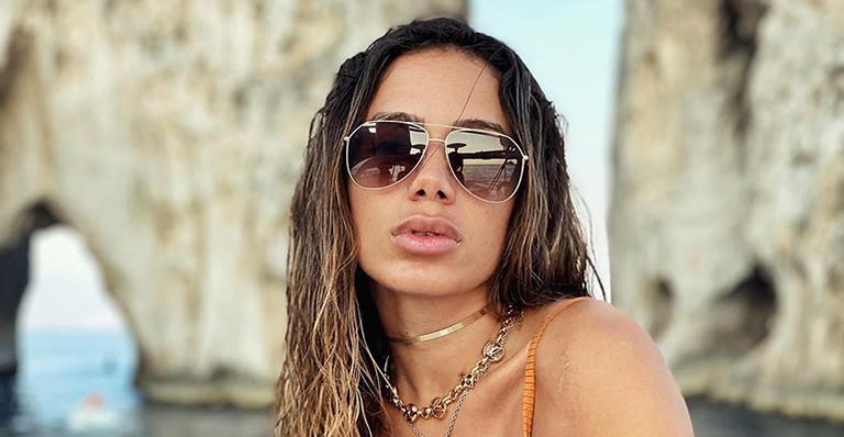 Na Itália, Anitta é vista em iate com milionário amigo de Cristiano Ronaldo