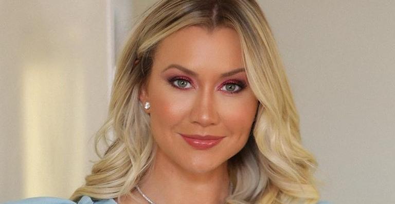 Ana Paula Siebert ostenta luminárias luxuosas avaliadas em R$ 14 mil