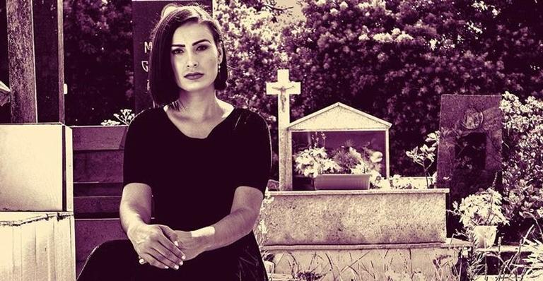 Andressa Urach posa em túmulo de cemitério e desabafa: “Expressa a pessoa que eu fui”