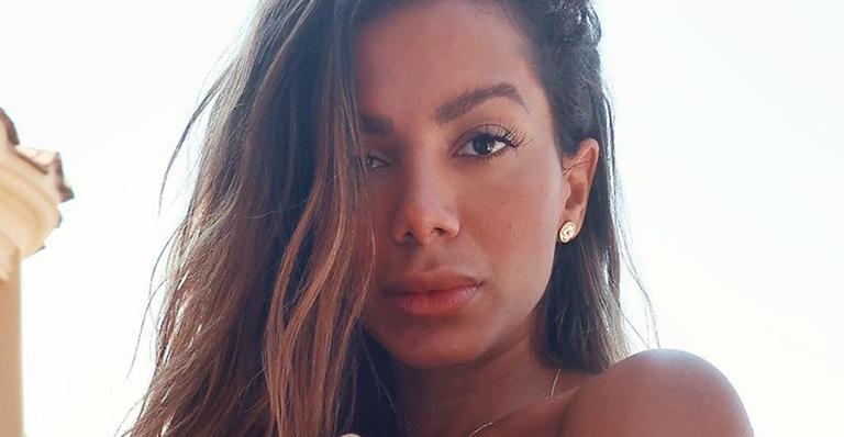 Anitta empina o bumbum e sensualiza com vestido grifado: “Felina”