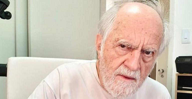 Ary Fontoura posta clique remendando samba canção: “Quem rir, Deus vai castigar!