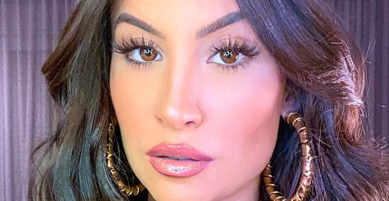 Ex-BBB Bianca Andrade posa deslumbrante com modelito decotado e agrada: “Perfeição tem nome”