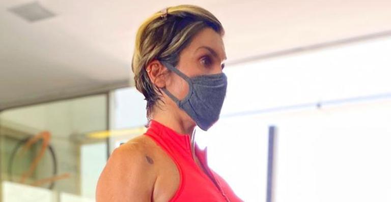 Espetáculo! Aos 46 anos, Flávia Alessandra posa de top na academia e exibe abdômen esculpido