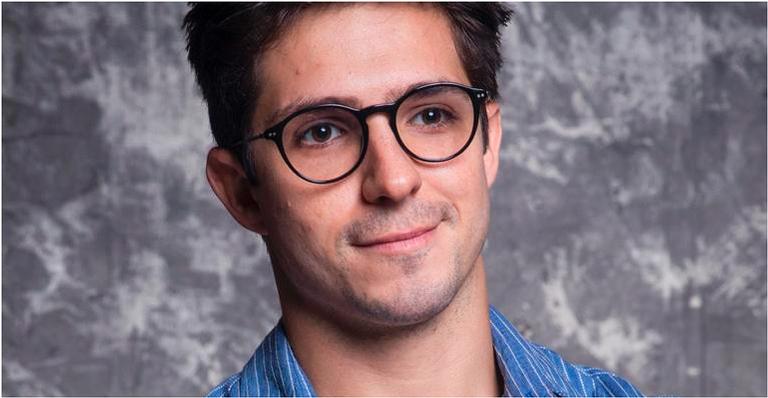 Galã de ‘Salve-se Quem Puder’, Igor Cosso troca beijos com namorado e se declara: “Melhor versão de mim”