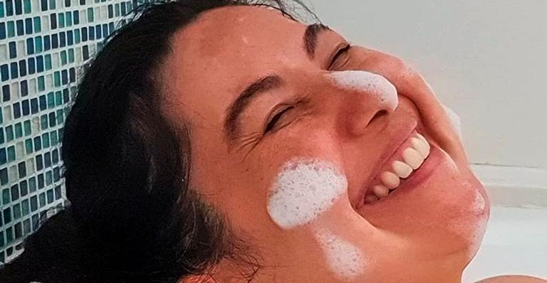 Mariana Xavier curte banho relaxante de banheira e comemora: “Sextou”