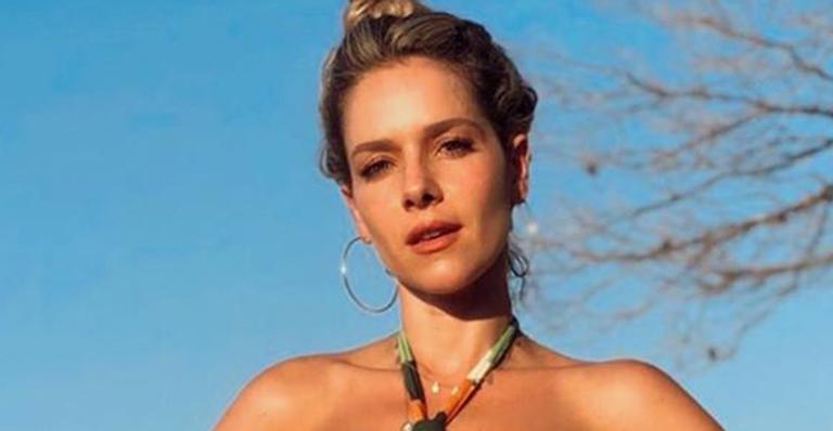 Com a barriga trincada à mostra, Monique Alfradique exibe corpo espetacular na França