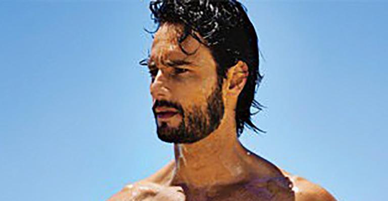 Rodrigo Santoro relembra clique sem camiseta e corpo sarado arranca suspiros da web: “Multiplica, senhor”