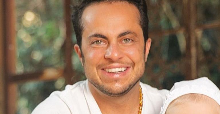 Sorridente, Thammy Miranda posa com o filho no colo e beleza impressiona: ”Deus é perfeito”