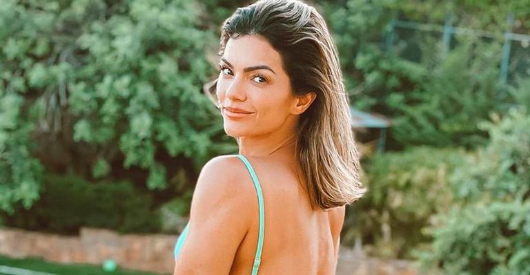 Aos 37 anos, Kelly Key mostra corpão musculoso à beira do mar de top e shortinho: “Que mulher é essa?”