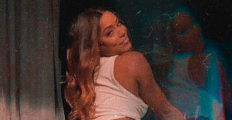 MC Rebecca posa só de calcinha e top e empina bumbum em clique ousado: “Perfeição existe”