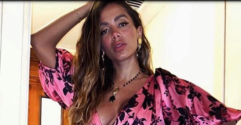 Sem sutiã, Anitta agita a noite italiana com vestido curtíssimo e nada comportado: “Um espetáculo”