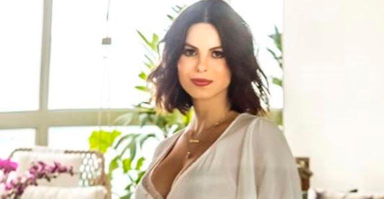 Sthefany Brito posa só de camisola e calcinha e ostenta barrigão de grávida: “Como cresceu!”