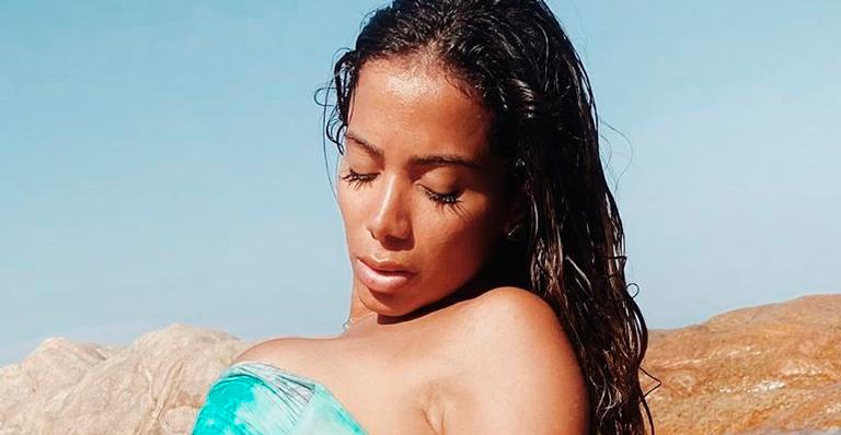 Anitta abre álbum de viagens e aparece de biquíni sem alça ostentando corpão: “Cara da riqueza”