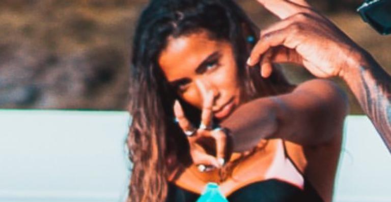 Curtindo na Itália, Anitta exibe corpão perfeito em passeio de barco com ex-jogador do Flamengo