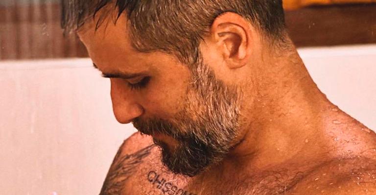 Bruno Gagliasso registra primeiro banho de Zyan e se emociona: “Ligação de amor e olhares”