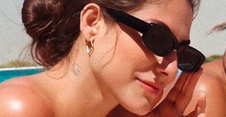 Ex-BBB Mari Gonzalez faz biquíni sumir no bumbum ao posar ao lado da piscina: “Que popô”