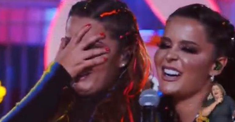 Maiara tem crise de choro ao cantar música romântica e Maraísa consola: “Tá com saudade?”
