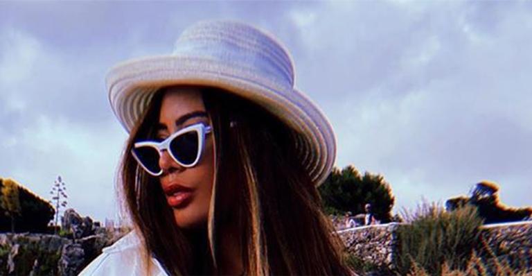 Acompanhada de parça de Neymar, Rafaella Santos faz turismo com look sensual em Portugal