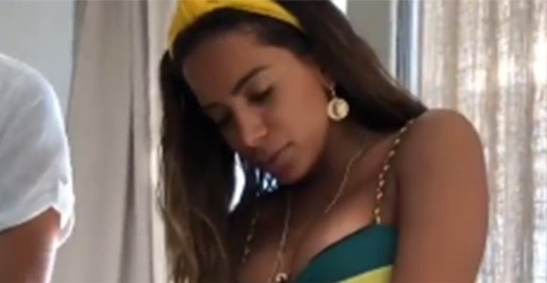 Anitta é flagrada fazendo arroz com biquíni mínimo em momento inusitado: “Diferenciado”