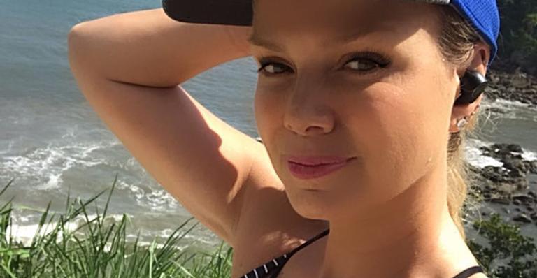 Aos 46 anos, Eliana exibe corpo escultural em clique de biquíni: ”Inspiração”