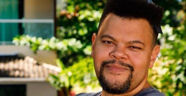 Babu Santana fala sobre importância da leitura: “Abre portas, e das grandes”⠀