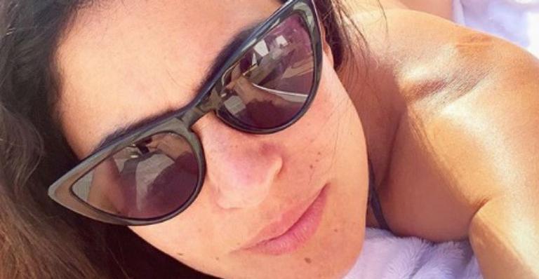 De biquíni, Carol Castro coloca bumbum para jogo ao tomar sol de costas: “Deusa”