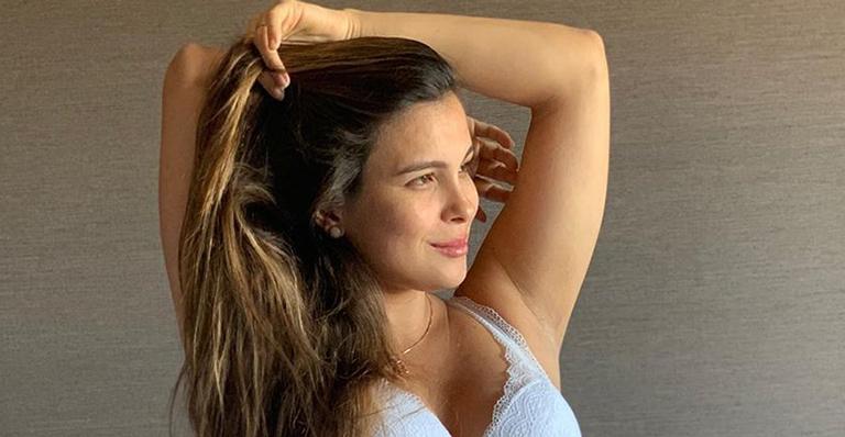 Vai nascer! Ex-BBB Kamilla Salgado posa de lingerie branca na cama e exibe barrigão imenso