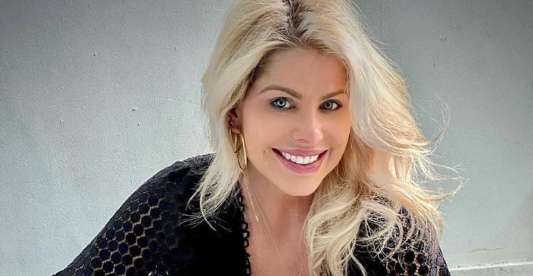 Em hotel luxuoso, Karina Bacchi curte banheira ao lado do herdeiro e do esposo
