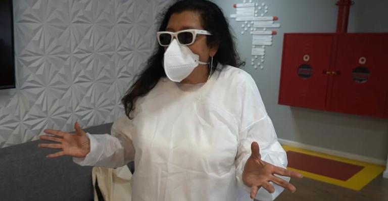 Protegidos! Gravações de ‘Amor de Mãe’ voltam com atores separados por peça de acrílico
