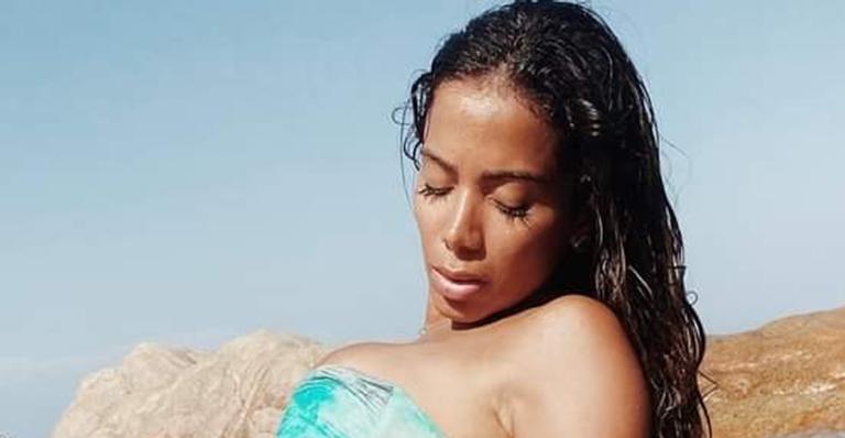 Sem retoques, Anitta não esconde imperfeições ao posar com biquíni sem alças: “Gostosa”