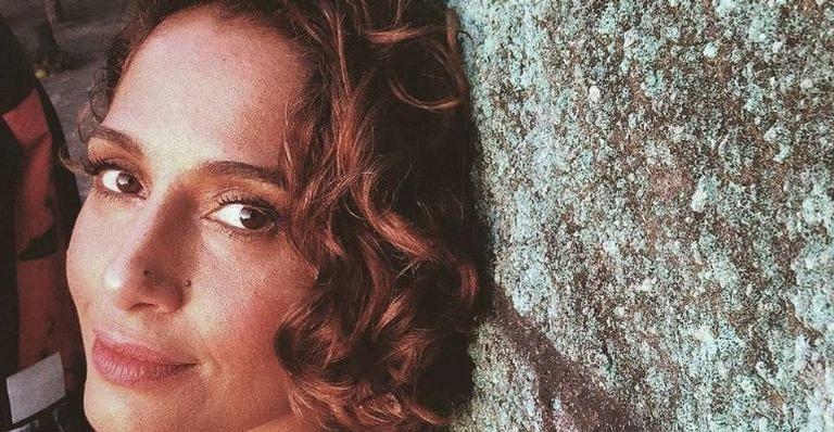 Camila Pitanga se manifesta sobre taxação de livros: “Pessoas precisam ter acesso a livros”