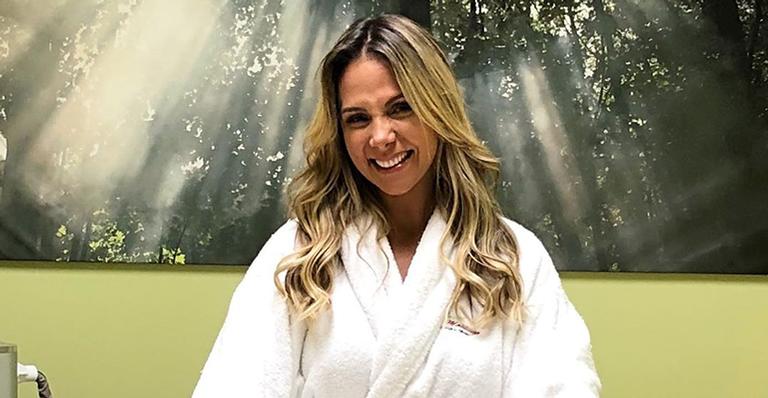 Carla Perez posa só de biquíni e deixa decote generoso em evidência: “Loira linda”